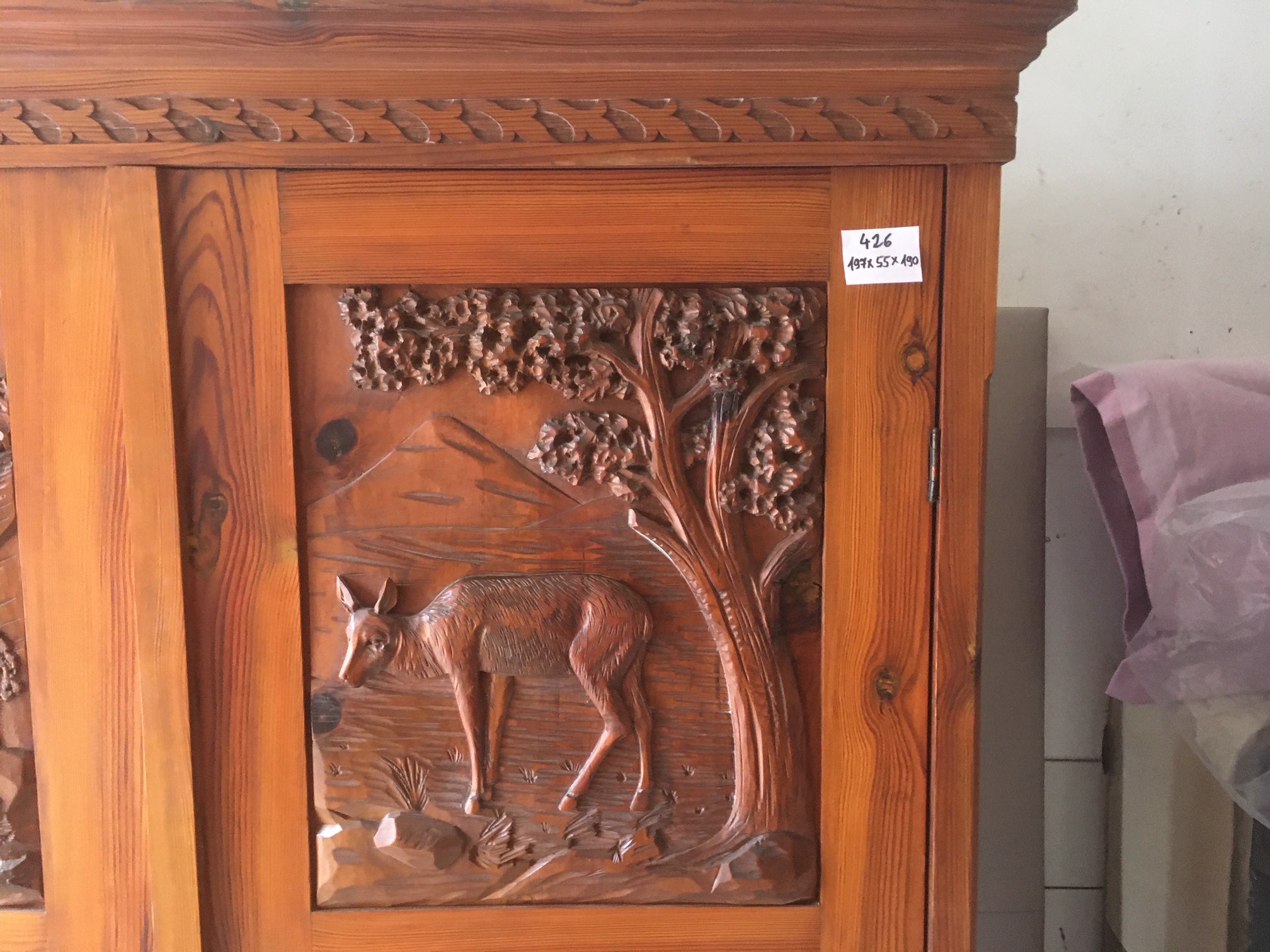 1426. Kleiderschrank alter Holzschrank mit Schnitzerei